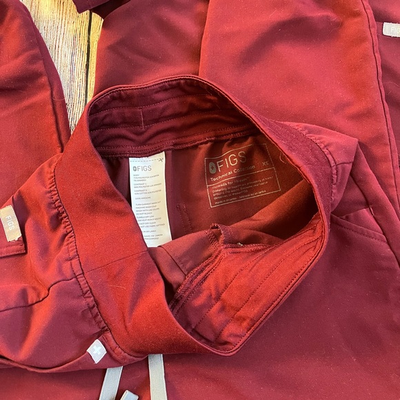 Figs burgundy scrub set xs - Picture 6 of 8